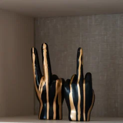 Decoratie Hand Middelvinger, kleur Zwart/Goud
