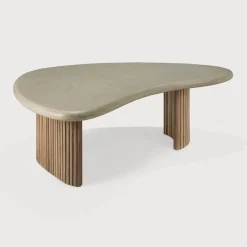 Organische Outdoor Salontafel Boomerang Beton en teakhout, 90 x 61cm