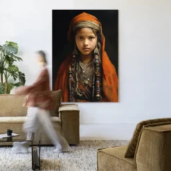 Wandkleed Traditional Girl in maat en frame naar keuze